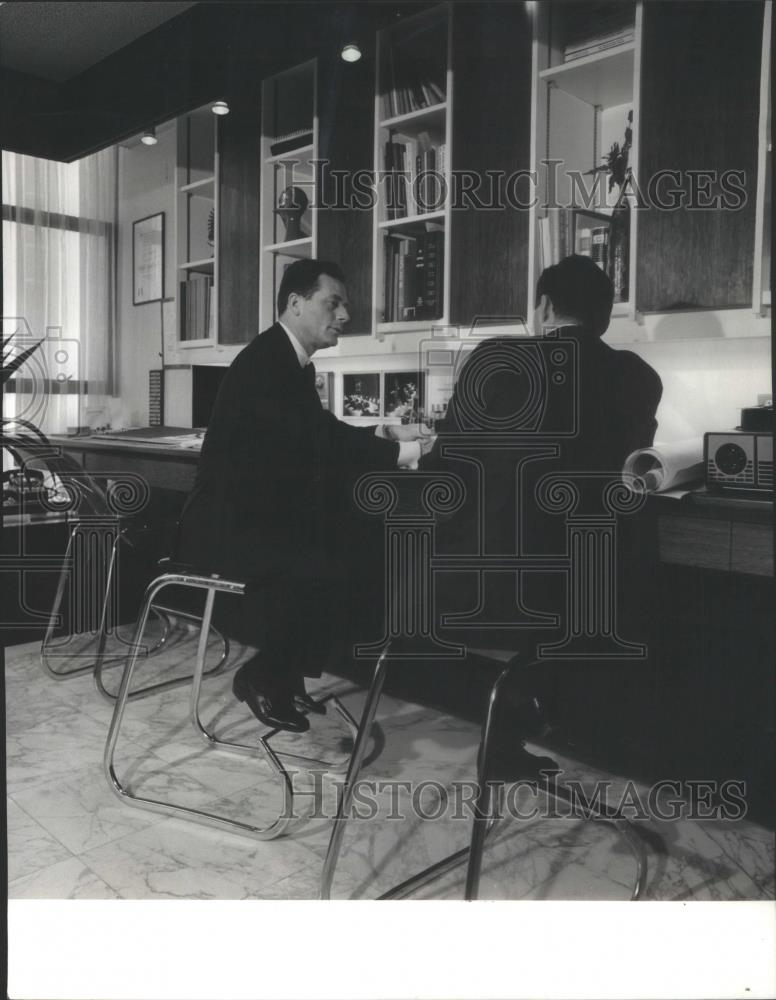 1970 Press Photo Lawrence Lerner Interior Designer Sears Tower - RSA66729 - Historic Images