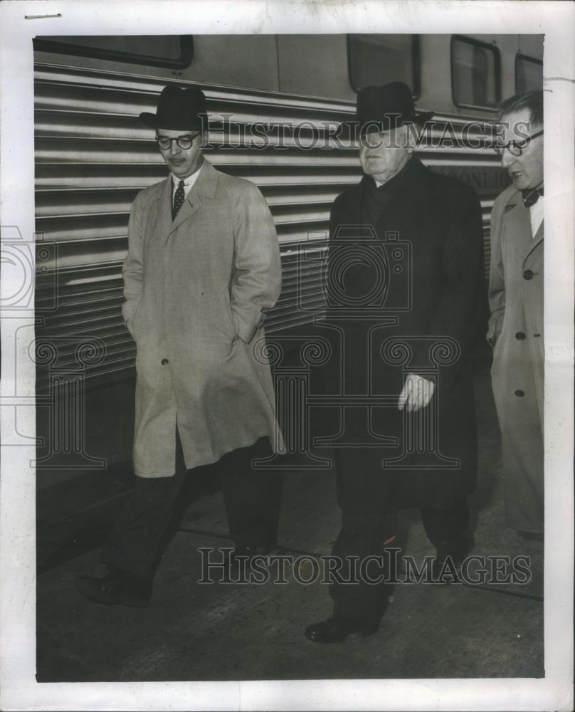 1953 Press Photo John L. Lewis and reporter Robert M. Lewis - RSA68059 - Historic Images