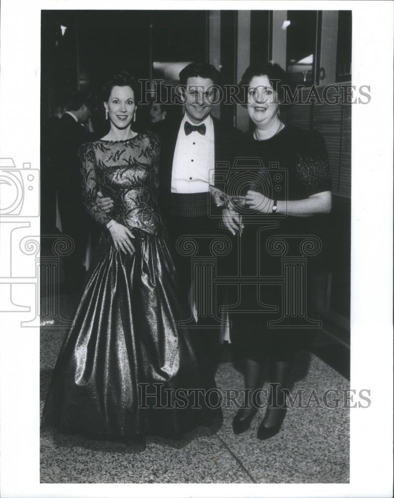 1993 Press Photo Sister Mary Ellen Caron With Maureen And Jim Downs At Benefit - Historic Images