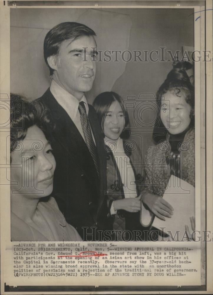 1975 Press Photo California Governor Edmund G. Brown Jr. A Hit At Asian Art Show - Historic Images