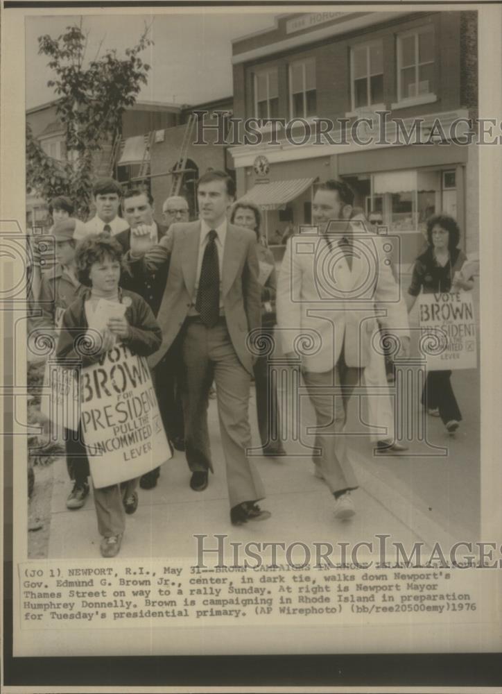 1976 Press Photo Gov. Edmund G. Brown Jr. at New Port&#39;s Thames street with suppo - Historic Images