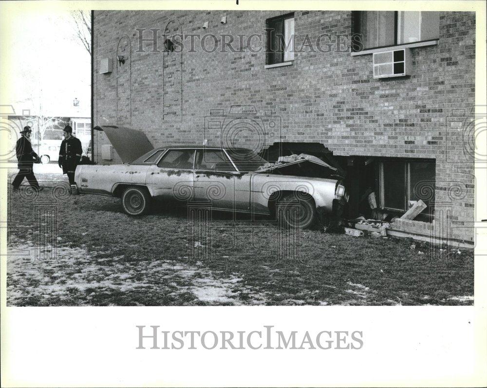 1986 Press Photo Car Accident Living Room Building - RRV01087 - Historic Images