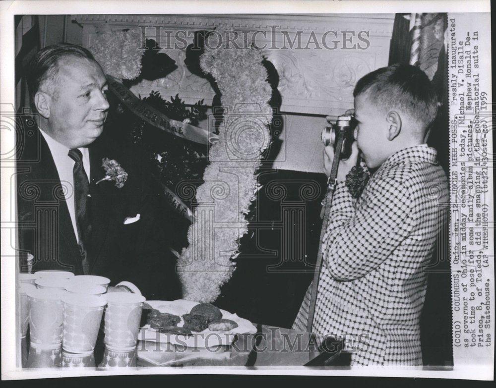 1959 Press Photo Uncle Mike nephew Ronald snapping Ohio - RRV48601 - Historic Images