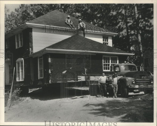 1983 Press Photo Workers for Garrison Construction Inc. prepare to move home - Historic Images