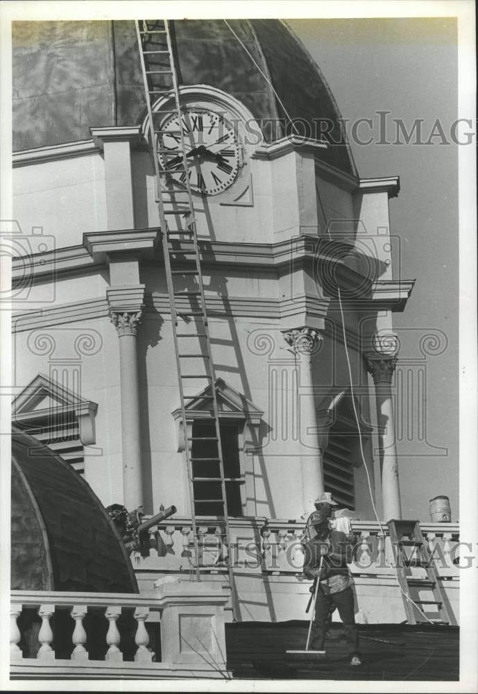 Press Photo Workers on top renovating Shelby Count Courthouse - abna12561 - Historic Images