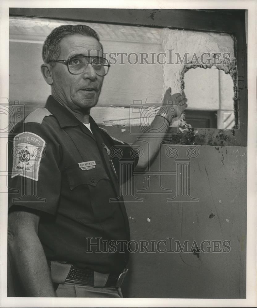 1988 Press Photo Bob Haywood at Shelby County Jail shows damage to jail - Historic Images