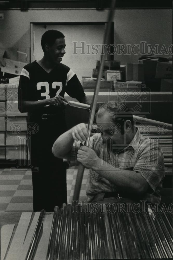 1983 Press Photo Lee Orr &amp; Jackie Hood working together at Workshop Inc. - Historic Images