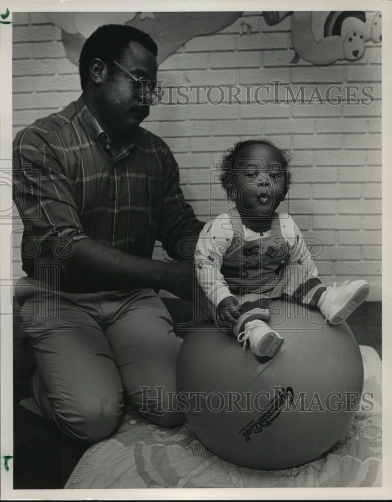 1986 Press Photo Robert Regulus &amp; son Jeremy at United Way therapy, Alabama - Historic Images