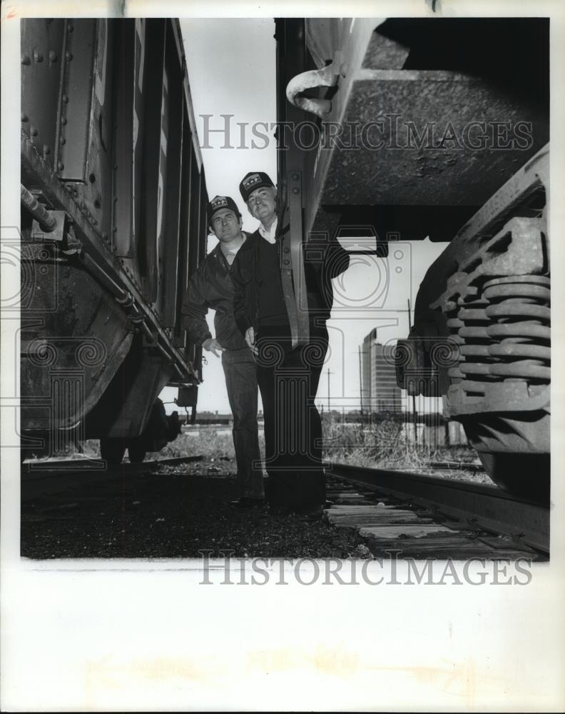 1981 Press Photo Special agent Harold Bush &amp; Lt. Earl Bierd inspect a boxcar, AL - Historic Images