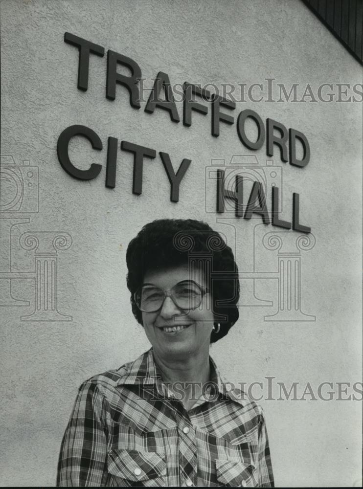 1980 Press Photo Trafford, Alabama City Clerk Betty Reid in front of city hall - Historic Images
