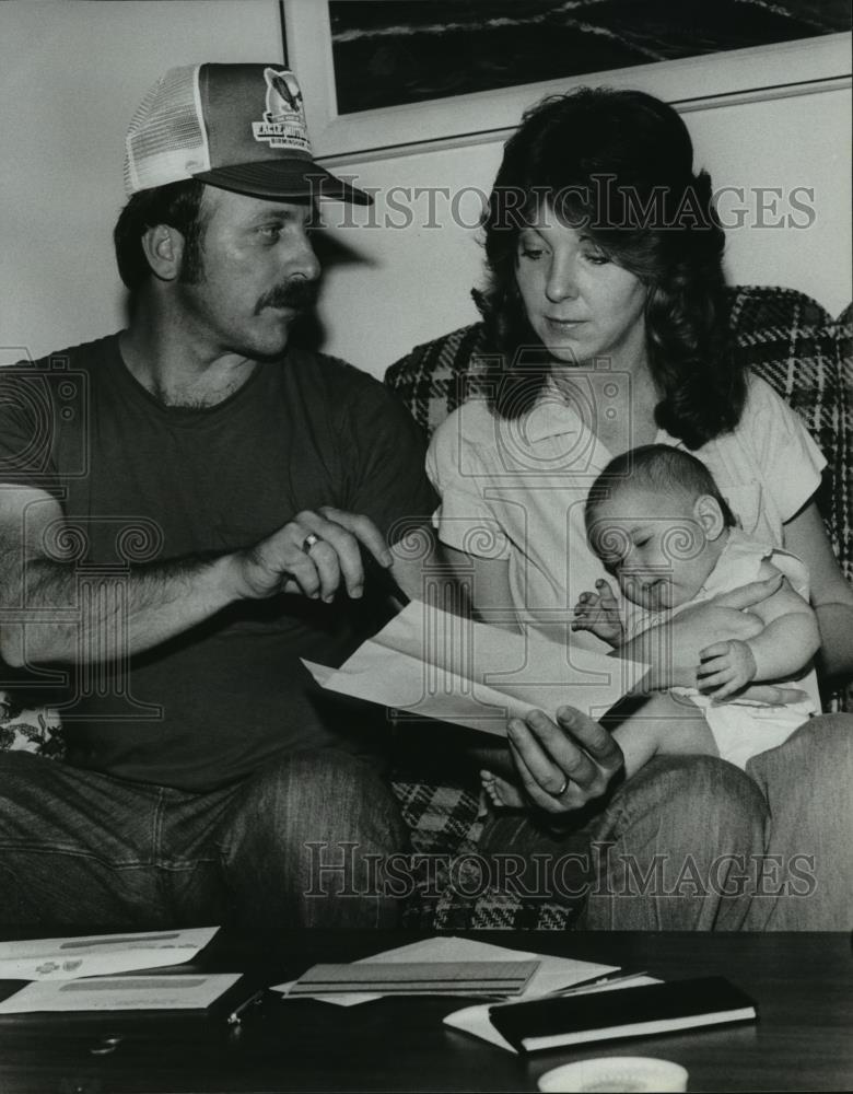 1979 Press Photo Police Officer Hays &amp; Kathy look at medical bills in Birmingham - Historic Images