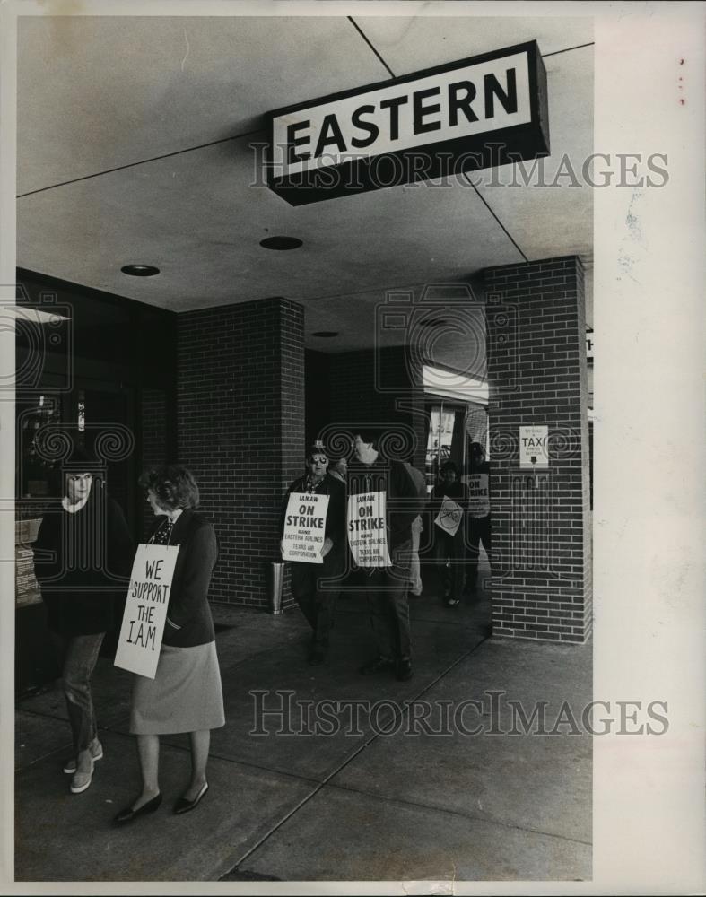 1989 Press Photo Eastern Airlines strikers at airport - abna13178 - Historic Images