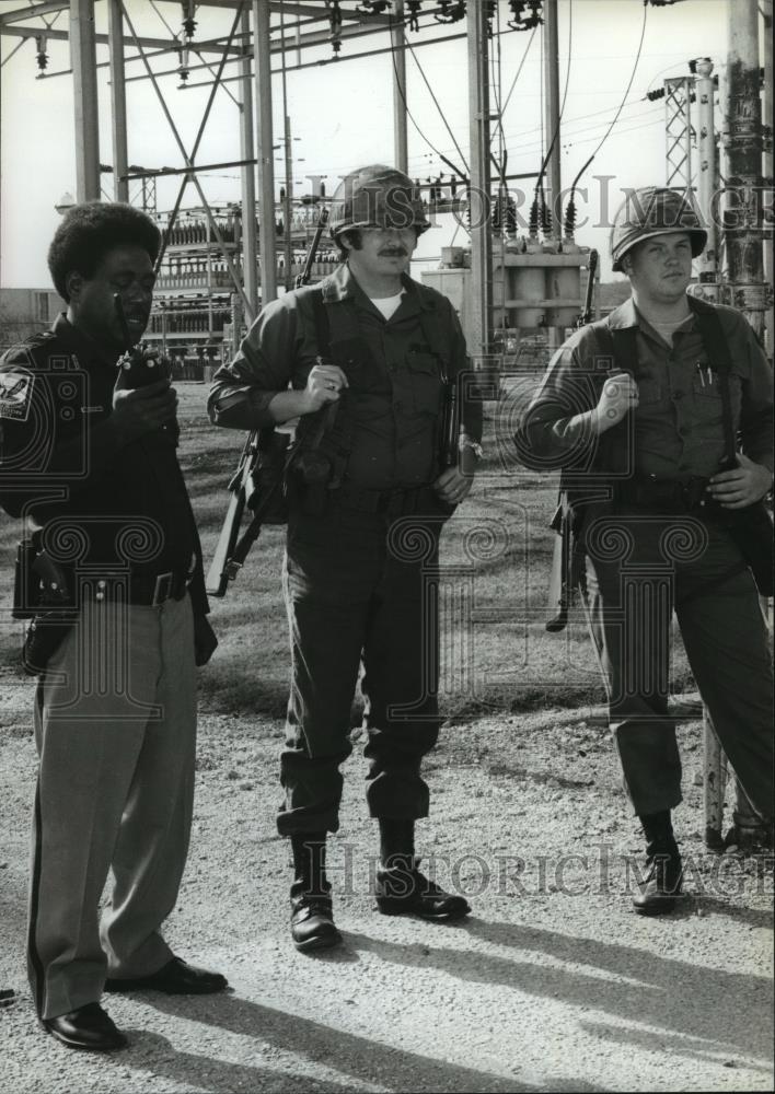 1978 Press Photo National Guardsmen patrol TVA substation, Huntsville - Historic Images