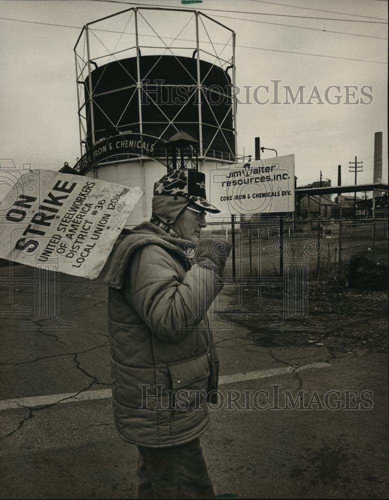 1984 Press Photo Striking steelworker Cecil B. Easter at Jim Walter Resources - Historic Images