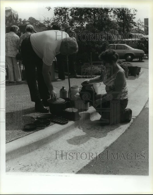 Press Photo Anna Lamb shopping at Trade Day in Scottsboro, Alabama - abna13213 - Historic Images