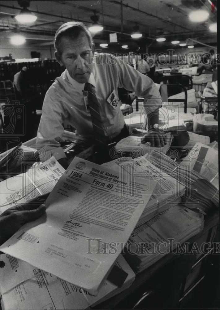 1985 Press Photo Fred White at Post Office with Alabama tax forms, Birmingham - Historic Images