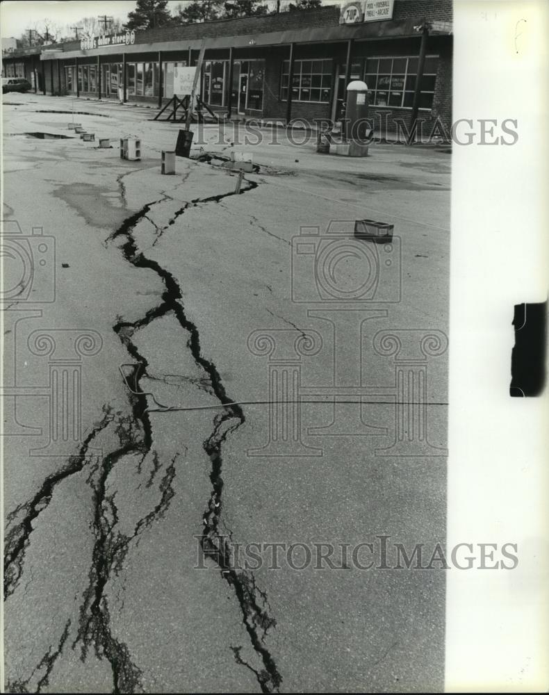 1979 Press Photo Cracks in pavement at shopping center, Graysville, Alabama - Historic Images