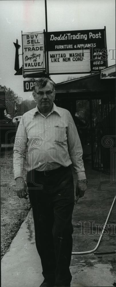1980 Press Photo Budd Dodd in front of Dodd's Trading Post, Gu-win, Alabama - Historic Images