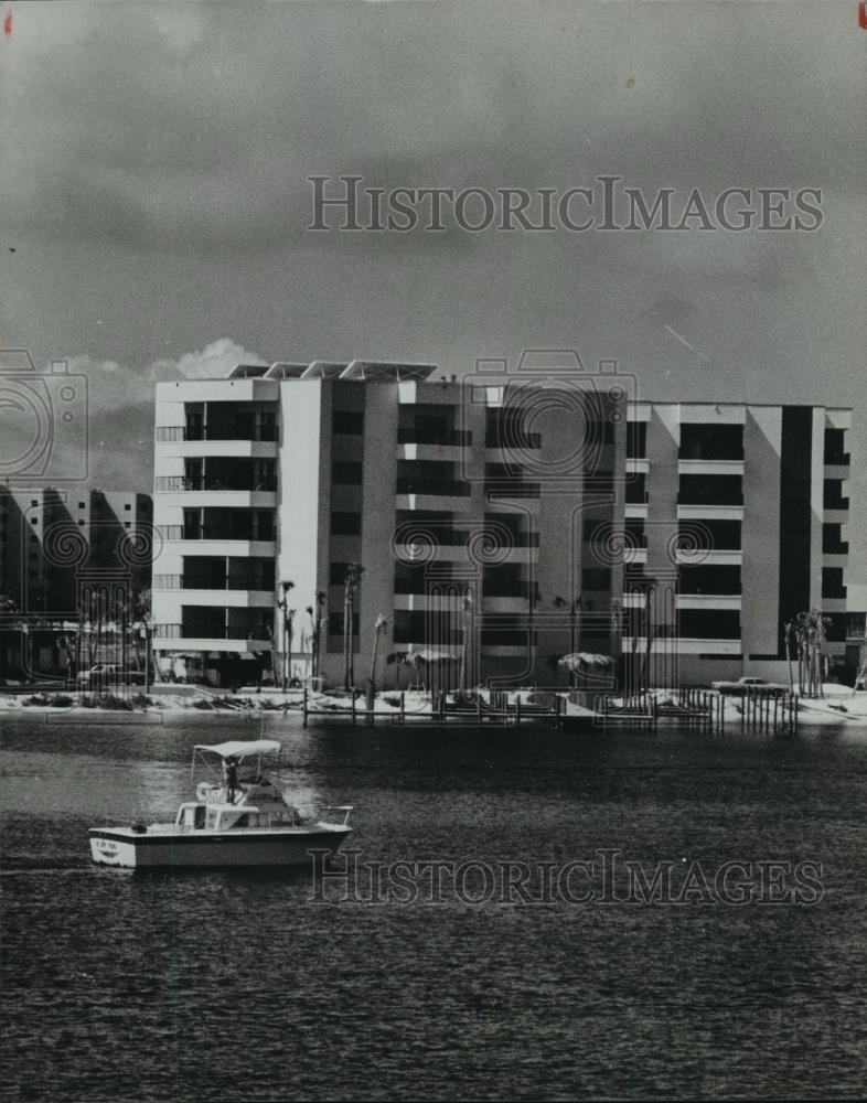 1983 Press Photo Condos along the beach at Gulf Shores, Alabama - abna13374 - Historic Images