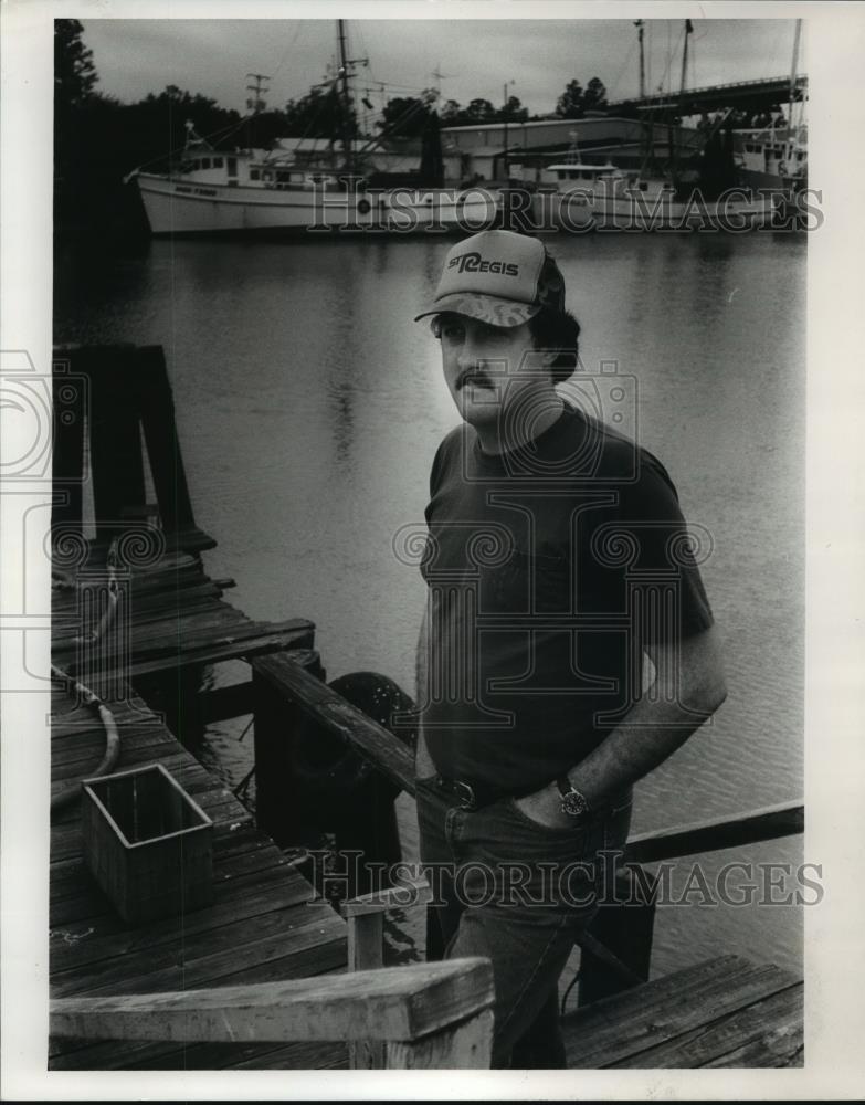 1985 Press Photo Dale Lawrenz, storekeeper at Gulf Shores, Alabama - abna13375 - Historic Images