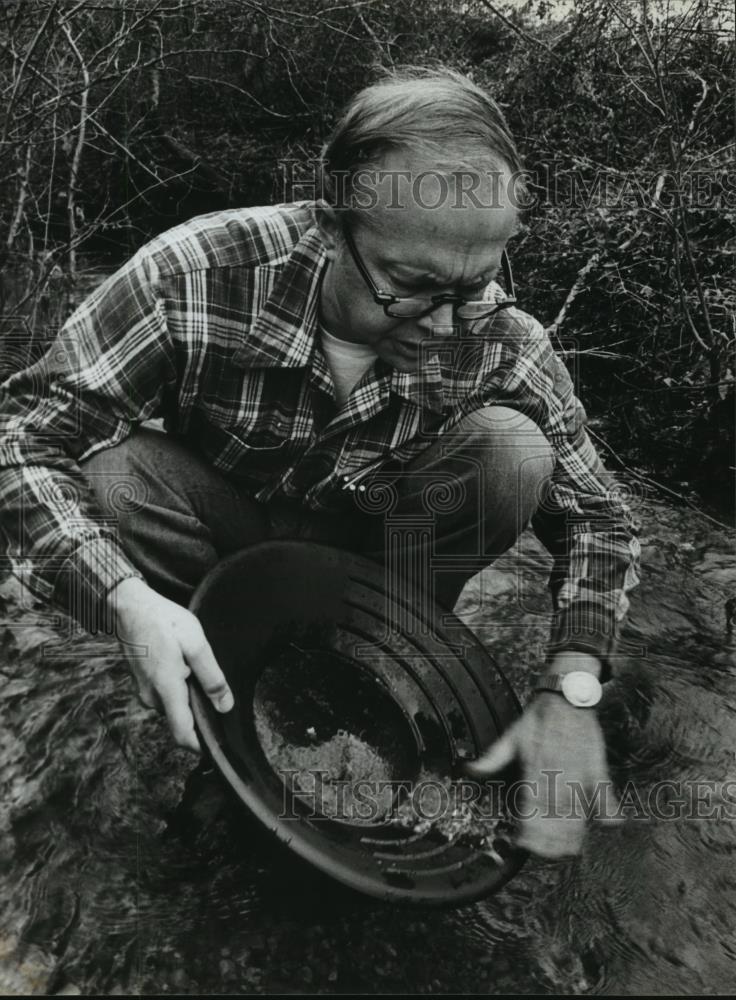 1980 Press Photo Walter Anderton Demonstrates Gold Panning, Alabama - abna13409 - Historic Images