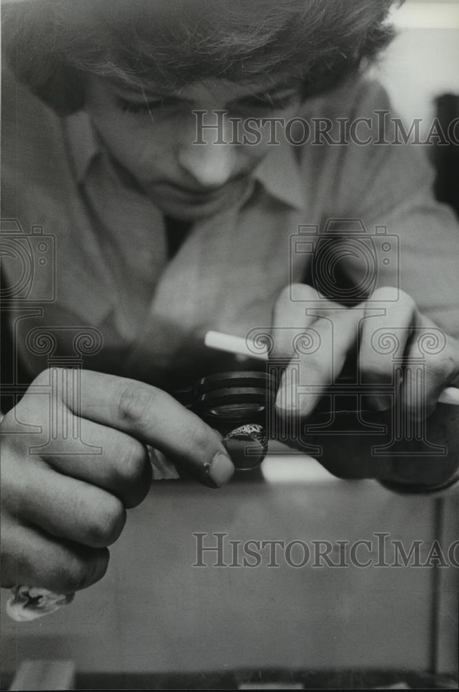 1980 Press Photo Howard checks class ring for gold value, Alabama - abna13411 - Historic Images