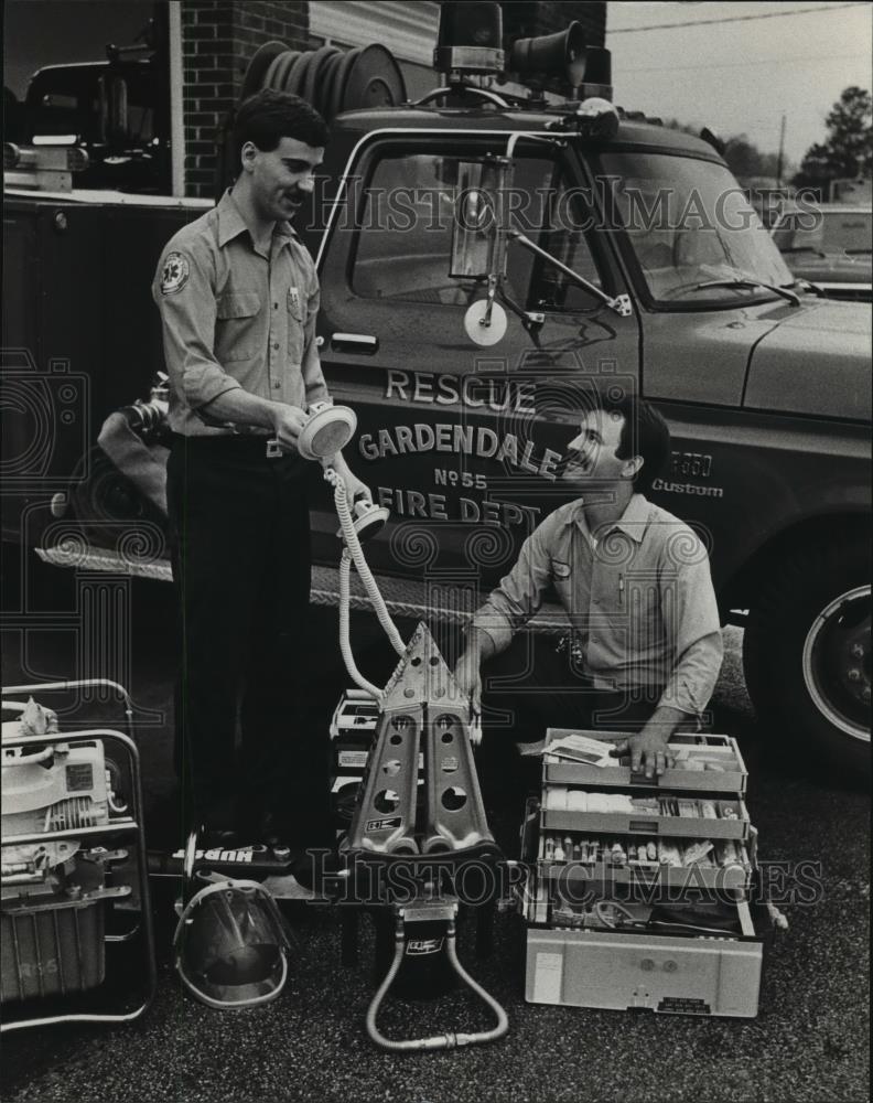 1983 Press Photo Jim Rasbury, Clint Doss, paramedics, Gardendale, Alabama - Historic Images