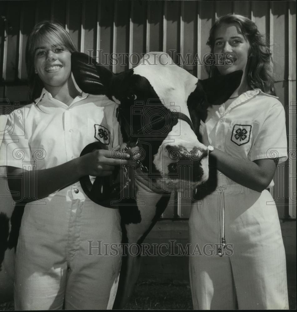 1979 Press Photo Sisters win high honors in the dairy show, Alabama State Fair - Historic Images