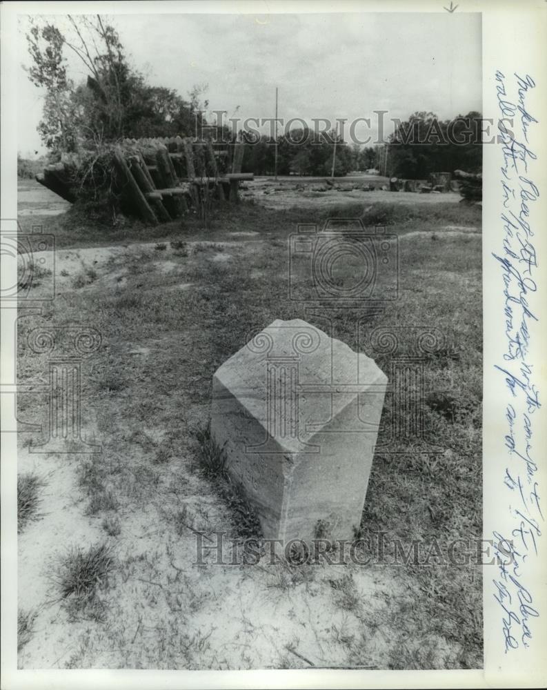1982 Press Photo Fort Jackson marker with logs in background for wall repair - Historic Images