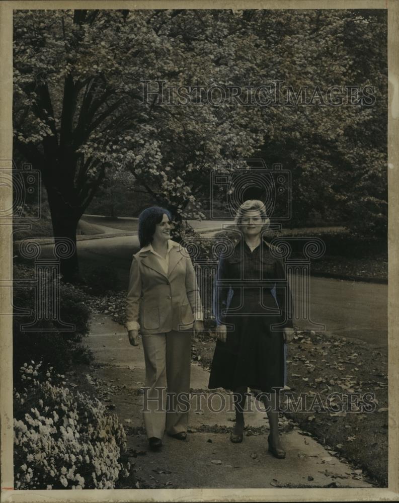 1977 Press Photo Mrs. Browne and Mrs. Forbes walk through Alabama's Forest Park - Historic Images