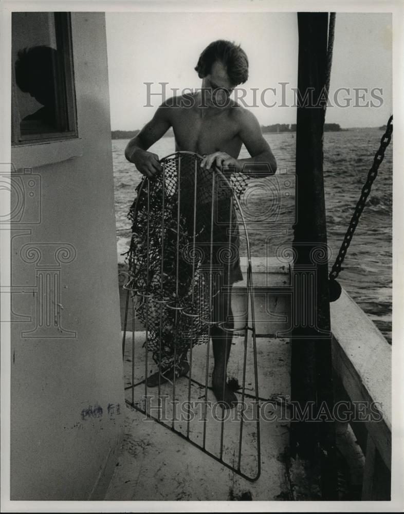 1989 Press Photo Unidentified man working with shrimpers net, Alabama - Historic Images