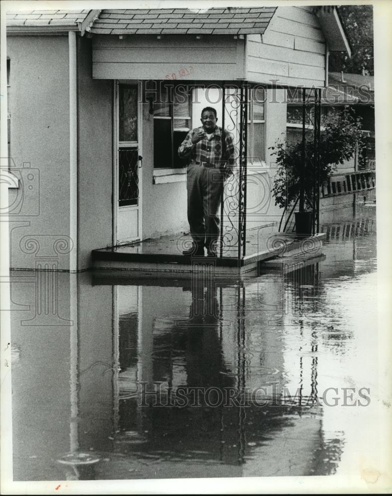 1979 Press Photo Resident Watches Floodwaters Rise in Alabama - abna13582 - Historic Images