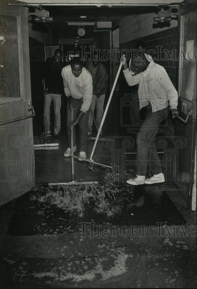 1983 Press Photo Students at Carver High Birmingham, Alabama, Clean Up Flooding - Historic Images