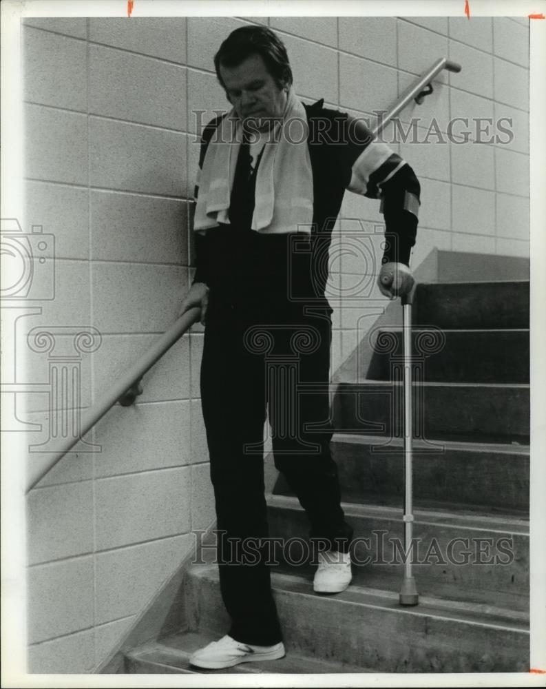 1979 Press Photo Dr. Robert Guillot, University of North Alabama, uses cane - Historic Images