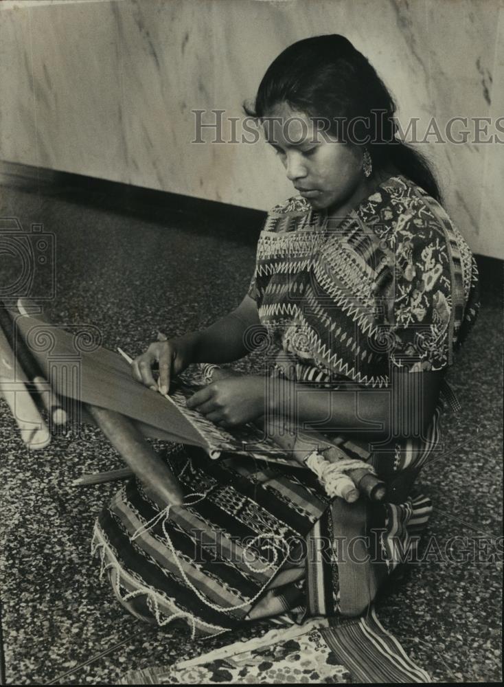 1976 Press Photo Isabel Perez weaves clothes in Guatemala - abna13689 - Historic Images