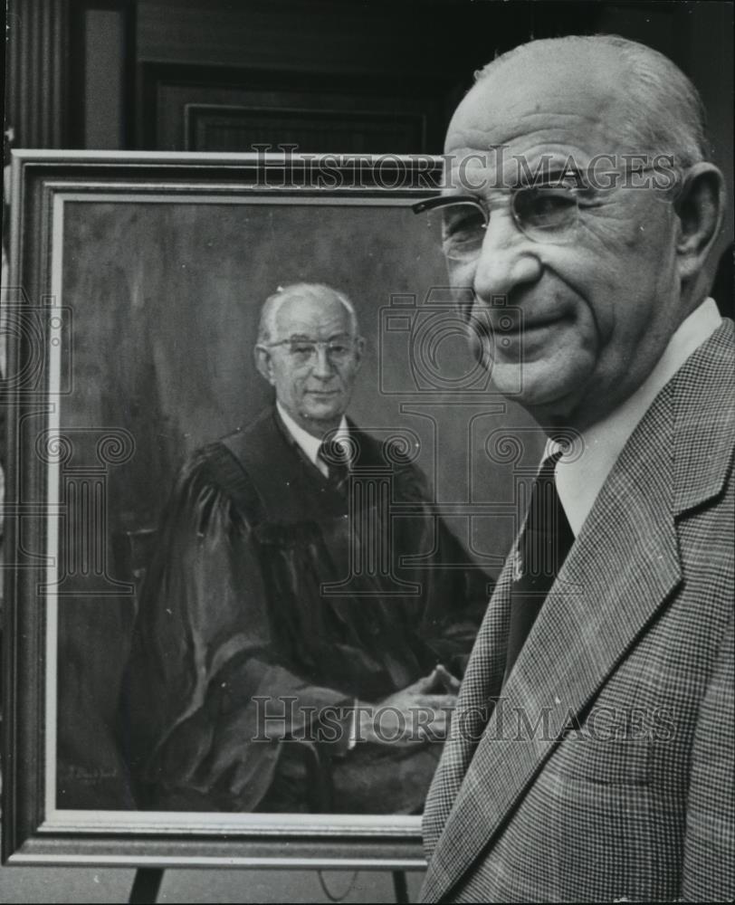 1976 Press Photo Judge H. H. Grooms stands by portrait at courthouse, Birmingham - Historic Images