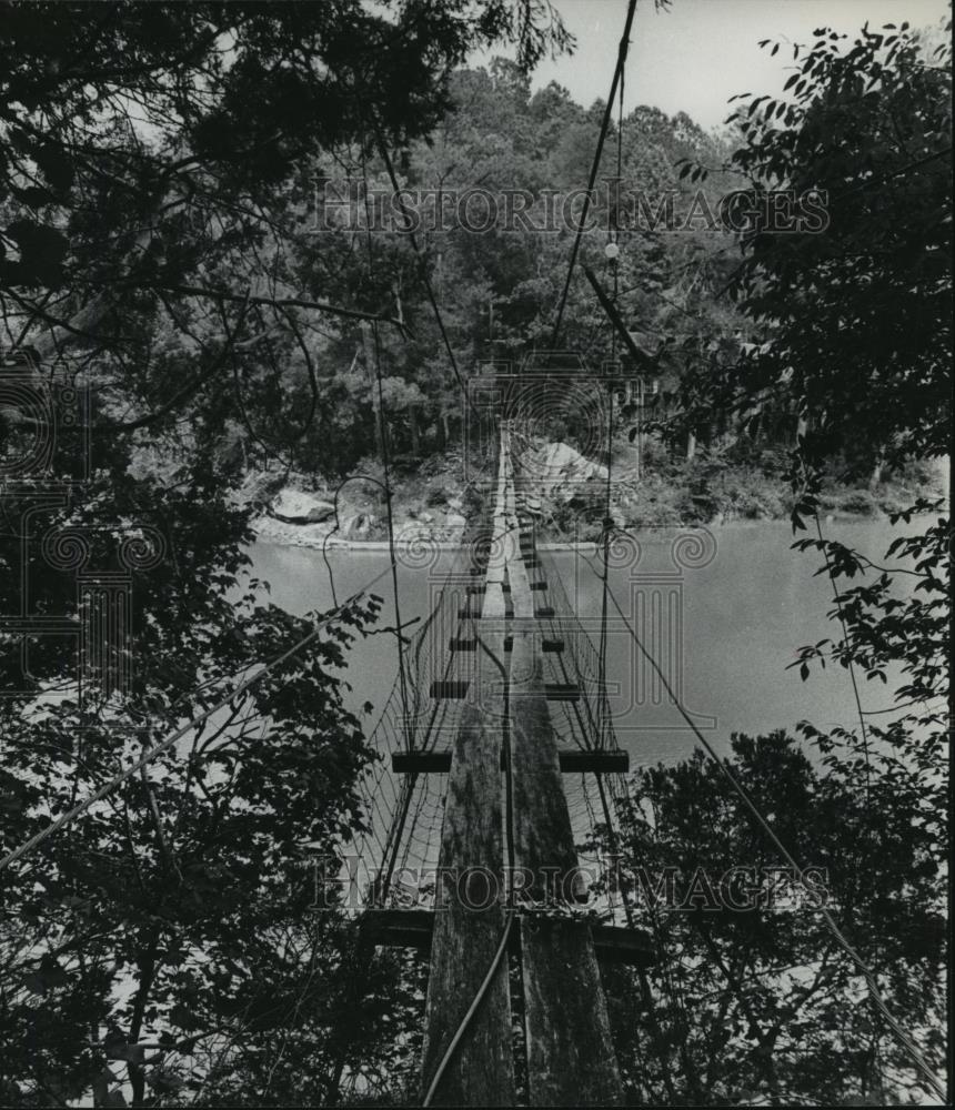 1978 Press Photo A swinging footbridge spans placid waters near Grist Mill - Historic Images
