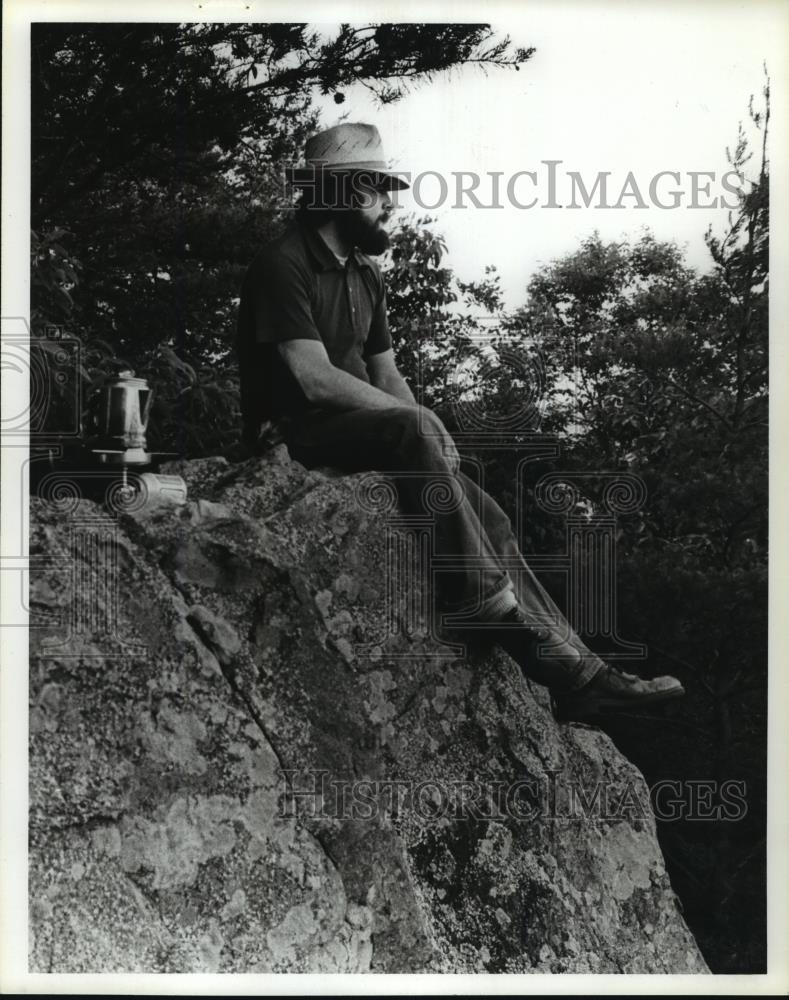 1980 Press Photo Unidentified man resting along hiking trail, Alabama - Historic Images