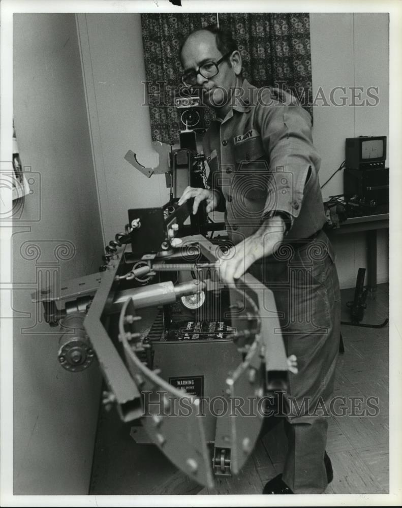 1980 Press Photo Sgt Terry Back with bomb pickup machine, Redstone Arsenal - Historic Images