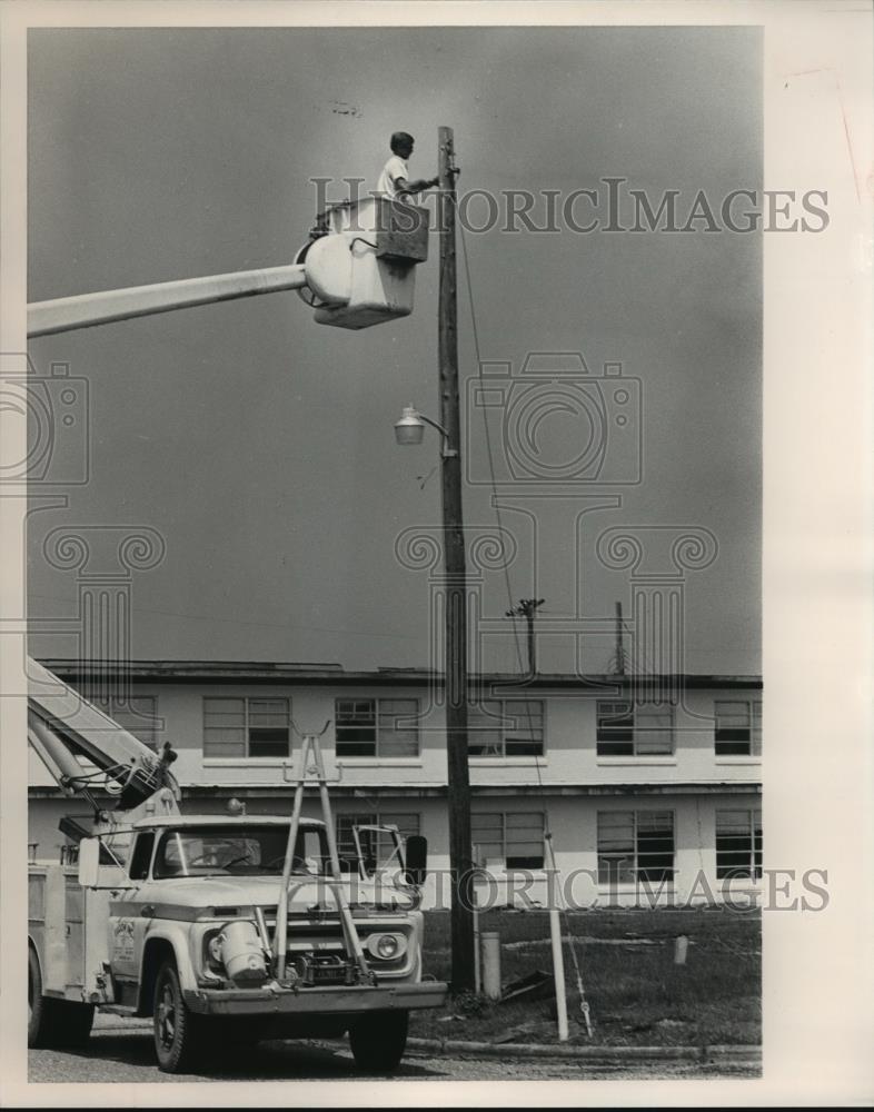 1985 Press Photo John Crim in Sea Lab Basket After Hurricane Elena, Alabama - Historic Images