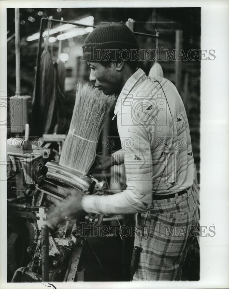 1982 Press Photo Willie Armstrong makes a broom in Talladega, Alabama - Historic Images