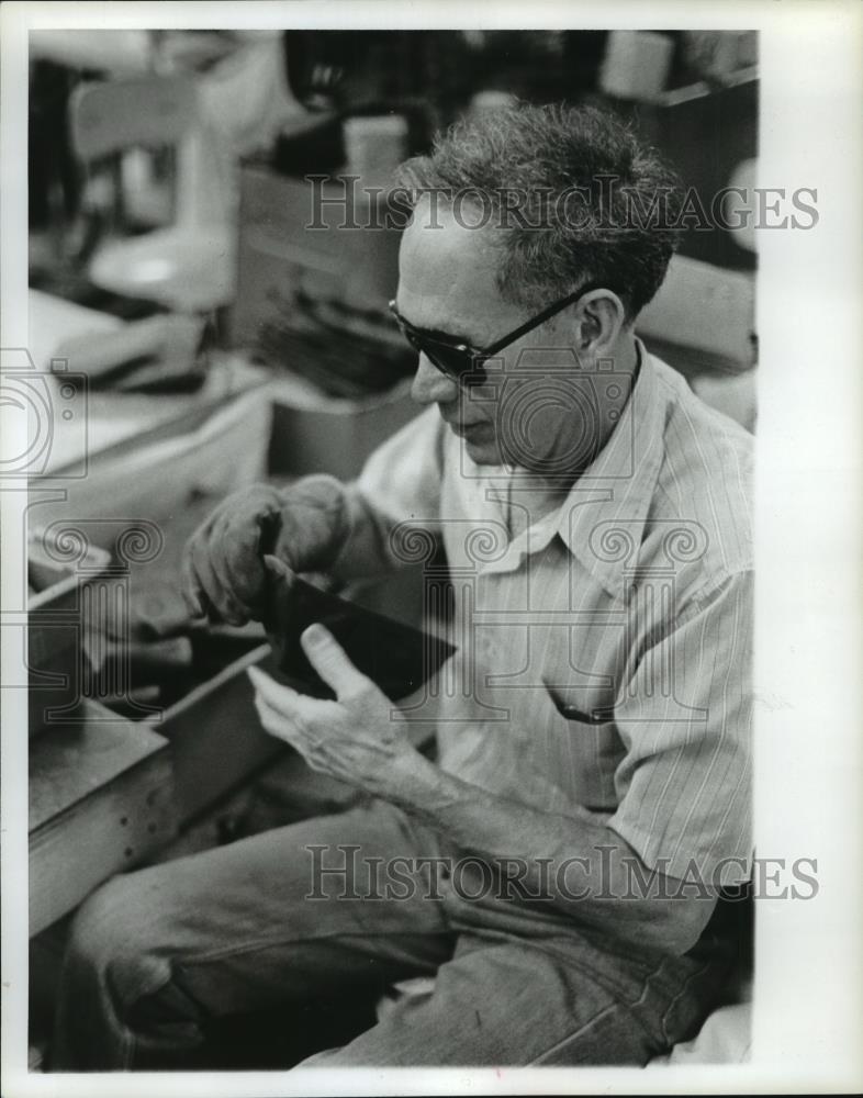 1982 Press Photo Albert Graves Inspects Medical Kit Snaps, Talladega, Alabama - Historic Images