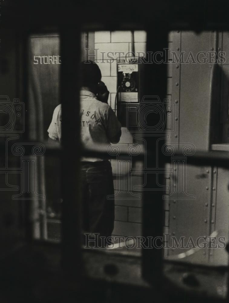 1978 Press Photo Inmate on phone call at Jefferson County Jail, Alabama - Historic Images