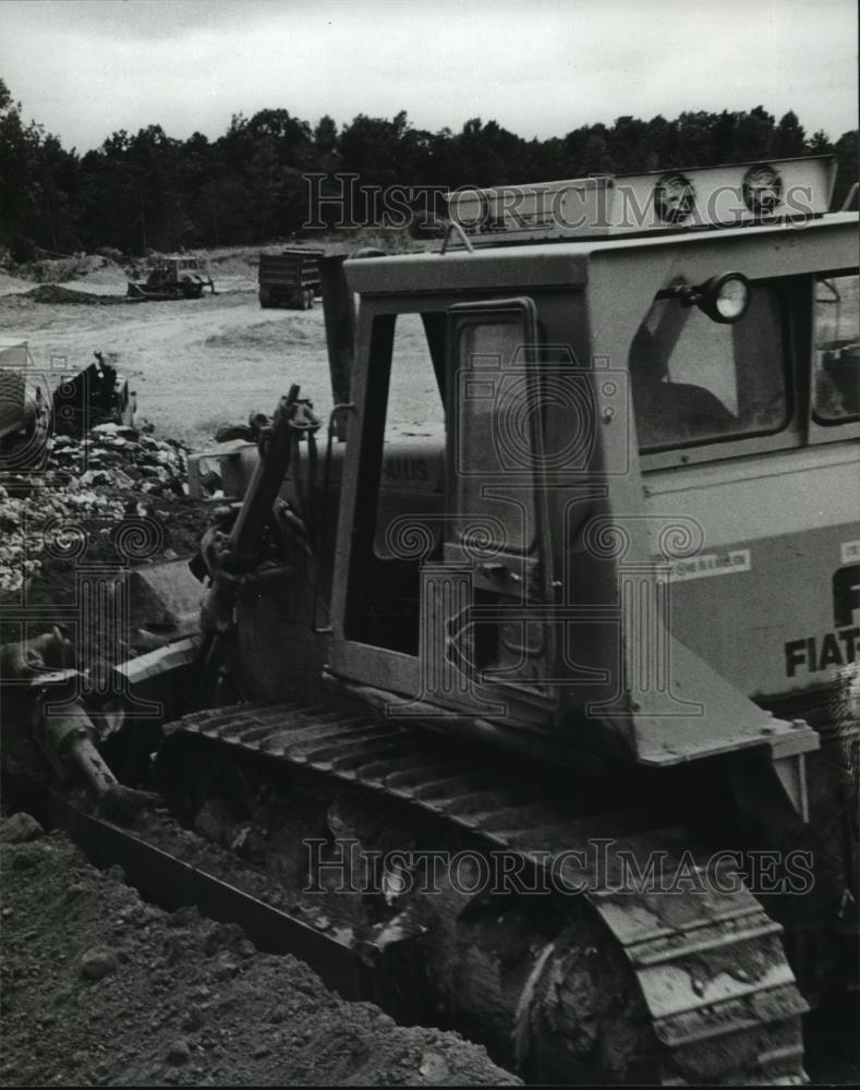 1980 Press Photo Willie Green, operates bull dozer at landfill, Jefferson County - Historic Images