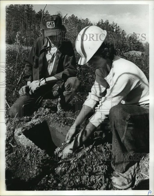 1978 Press Photo Randy Wood and John Ellsworth set meters in Argo, Jefferson Cty - Historic Images
