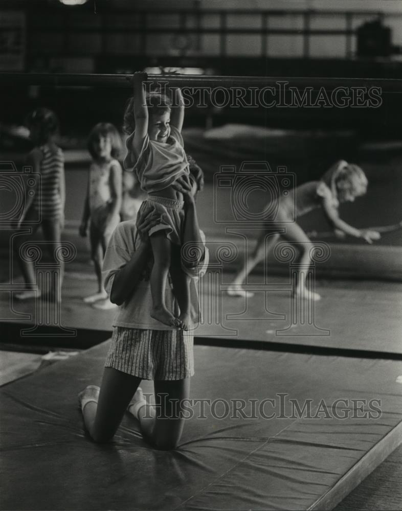 1987 Press Photo Barbara Dickie is Introduced to Gymnastics, Birmingham, Alabama - Historic Images