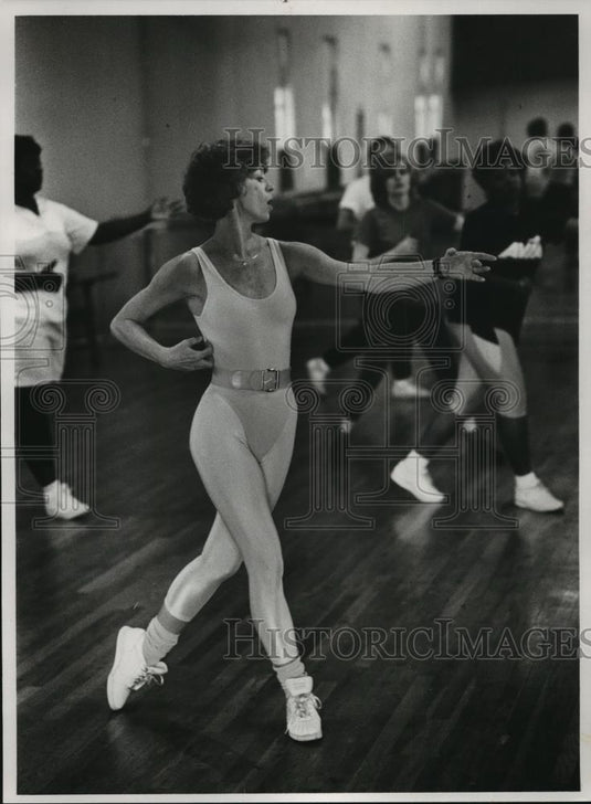 1988 Press Photo Jackie Tally Leads Fitness Physical Fitness Class, Alabama - Historic Images