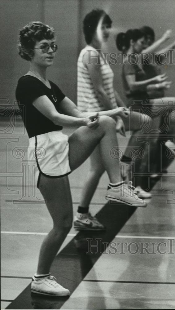 1981 Press Photo Isabel McEniry does kick during dance with others - abna14015 - Historic Images