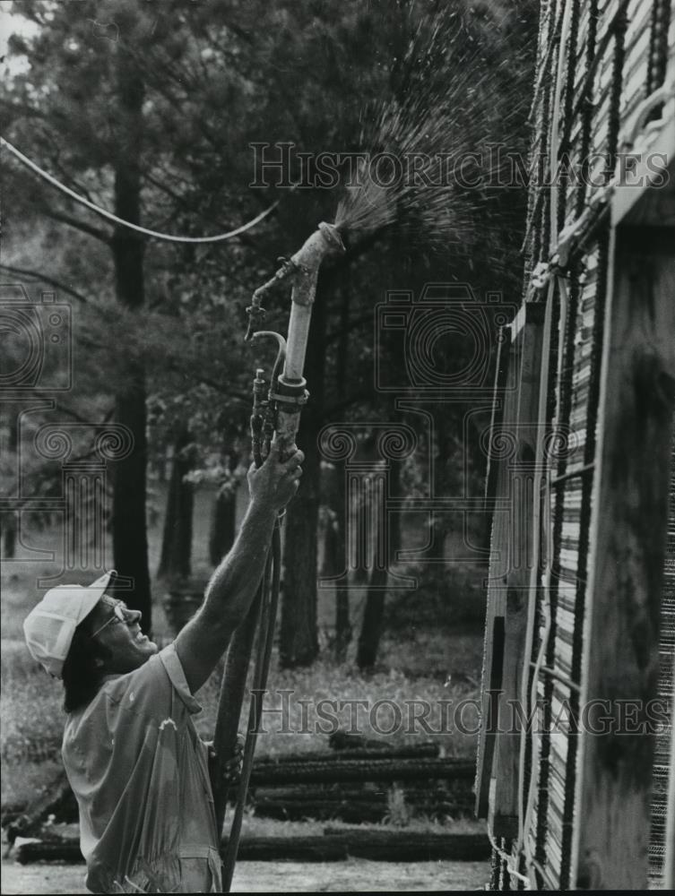 1978 Press Photo construction worker, Cliff Mulken, sprays on concrete - Historic Images