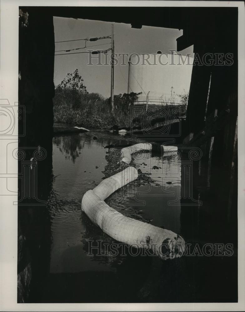1985 Press Photo Diesel Fuel Spill into Village Creek at Southern Facilities, AL - Historic Images